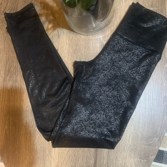 Aerie Offline The Hugger High-Rise Crackle Legging in Black Faux Leather Small - Picture 4 of 5